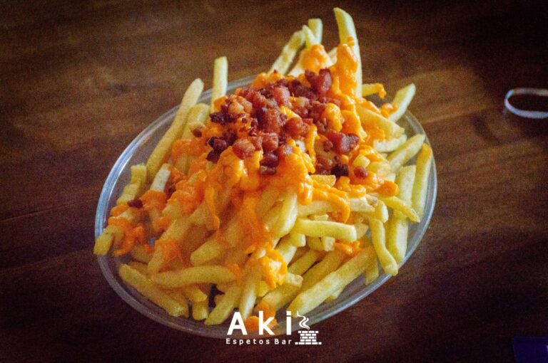 porção de batata com chedar e bacon